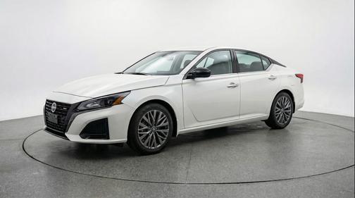 Glacier White 2025 Nissan Altima SV FWD