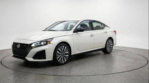 Glacier White 2025 Nissan Altima SV FWD