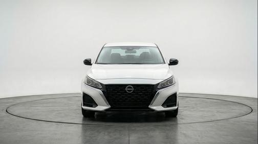 Glacier White 2025 Nissan Altima SV FWD