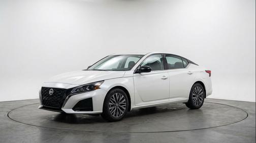 Glacier White 2025 Nissan Altima SV FWD