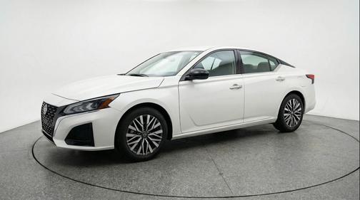 Glacier White 2025 Nissan Altima SV FWD