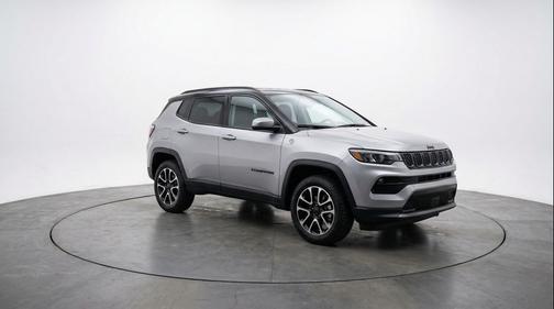 Silver Zynith Metallic Clearcoat 2025 Jeep Compass Trailhawk