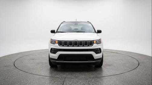 Bright White Clearcoat 2025 Jeep Compass Latitude