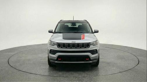 Silver Zynith Metallic Clearcoat 2025 Jeep Compass Trailhawk