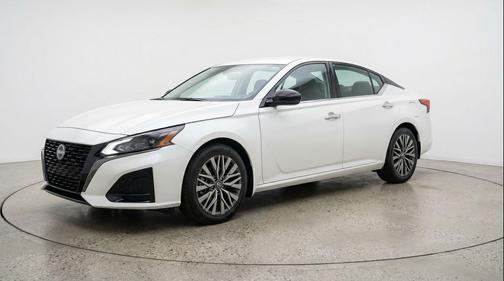 Glacier White 2025 Nissan Altima SV FWD
