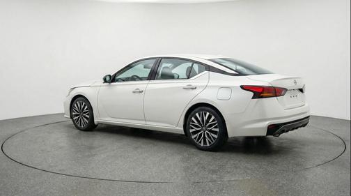 Glacier White 2025 Nissan Altima SV FWD