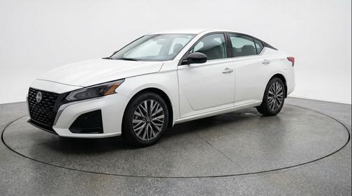 Glacier White 2025 Nissan Altima SV FWD