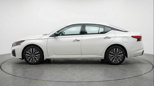 Glacier White 2025 Nissan Altima SV FWD