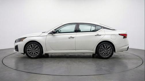 Glacier White 2025 Nissan Altima SV FWD