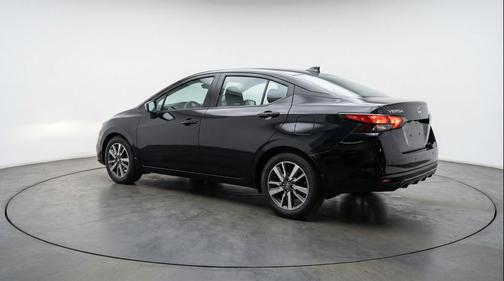 Super Black 2025 Nissan Versa 1.6 SV