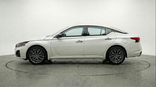 Glacier White 2025 Nissan Altima SV FWD