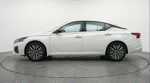 Glacier White 2025 Nissan Altima SV FWD