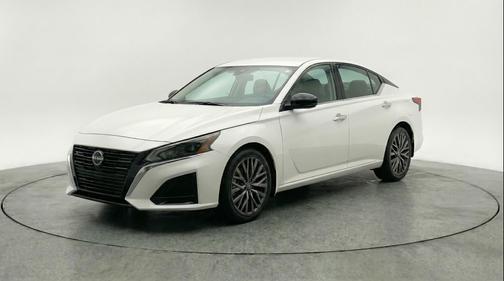 Glacier White 2025 Nissan Altima SV FWD