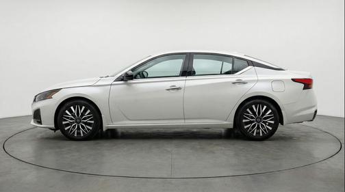 Glacier White 2025 Nissan Altima SV FWD
