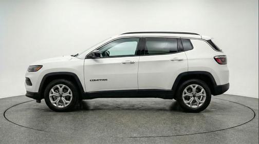 Bright White Clearcoat 2025 Jeep Compass Latitude
