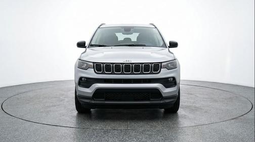 Silver Zynith Metallic Clearcoat 2025 Jeep Compass Latitude
