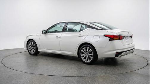 Glacier White 2025 Nissan Altima SV FWD