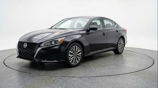 Super Black 2025 Nissan Altima SV FWD