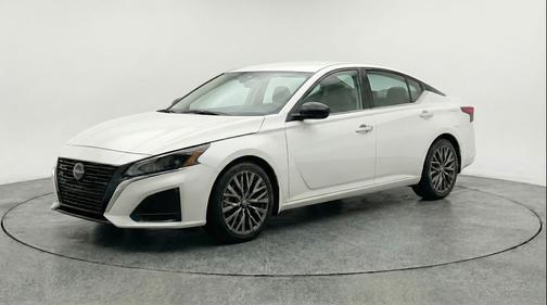 Glacier White 2025 Nissan Altima SV FWD