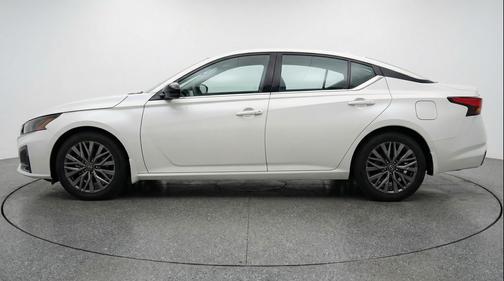 Glacier White 2025 Nissan Altima SV FWD