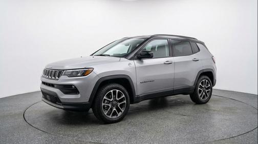 Silver Zynith Metallic Clearcoat 2025 Jeep Compass Trailhawk