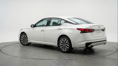 Glacier White 2025 Nissan Altima SV FWD