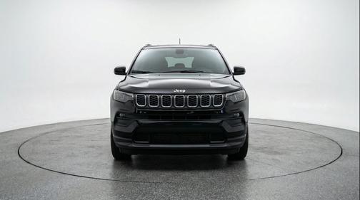 Diamond Black Crystal Pearlcoat 2025 Jeep Compass Latitude