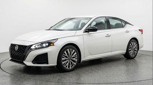 Glacier White 2025 Nissan Altima SV FWD