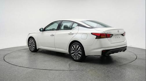 Glacier White 2025 Nissan Altima SV FWD