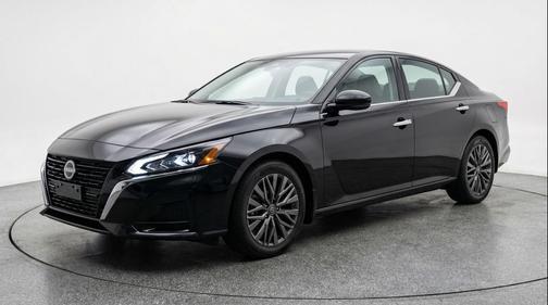Super Black 2025 Nissan Altima SV FWD