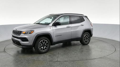 Silver Zynith Metallic Clearcoat 2025 Jeep Compass Trailhawk