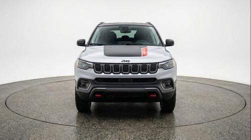 Silver Zynith Metallic Clearcoat 2025 Jeep Compass Trailhawk