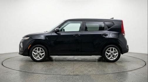 Fusion Black 2025 Kia Soul LX