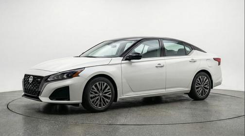 Glacier White 2025 Nissan Altima SV FWD