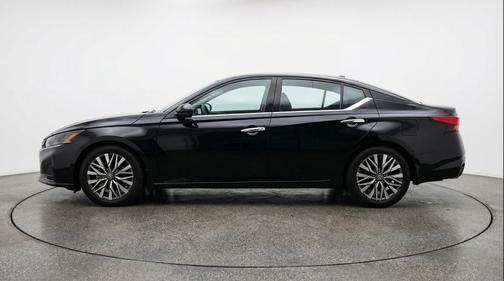 Super Black 2025 Nissan Altima SV FWD