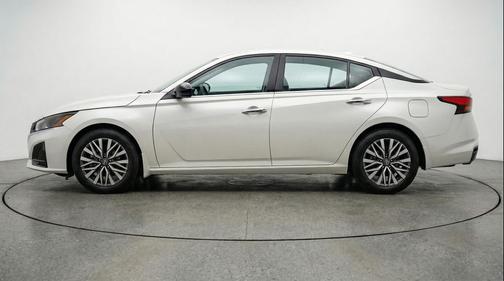 Glacier White 2025 Nissan Altima SV FWD