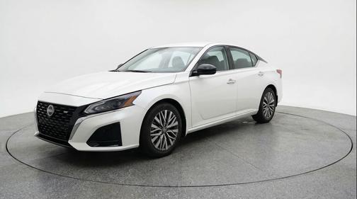 Glacier White 2025 Nissan Altima SV FWD