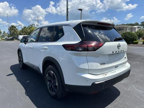 Everest White Pearl 2024 Nissan Rogue SV
