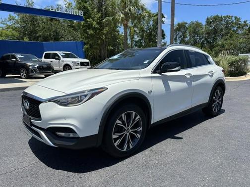2017 INFINITI QX30 Premium
