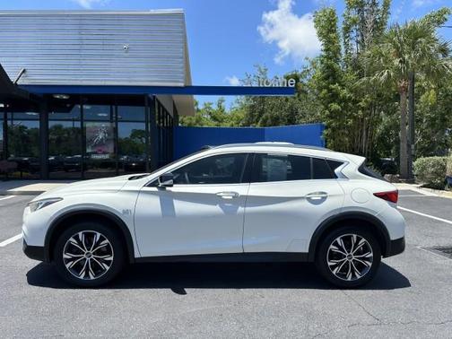 2017 INFINITI QX30 Premium
