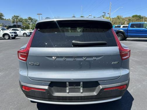 Bright Dusk Metallic 2023 Volvo XC40 B5 Plus Bright Theme