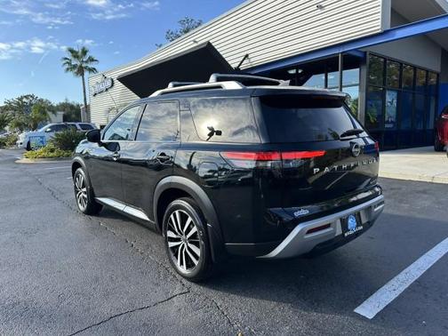 2024 Nissan Pathfinder Platinum FWD