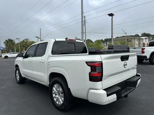 Glacier White 2024 Nissan Frontier SV