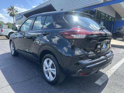Super Black 2024 Nissan Kicks S
