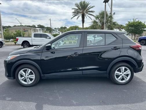 Super Black 2024 Nissan Kicks S