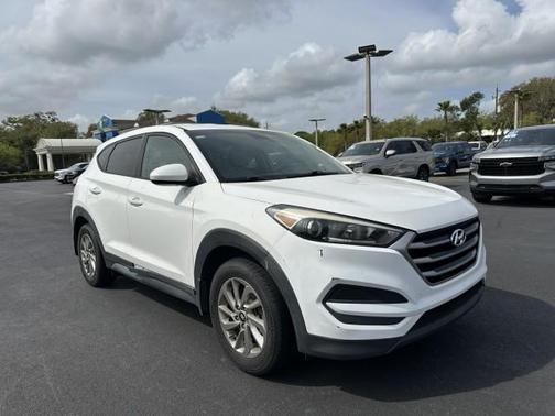 Dazzling White 2017 Hyundai TUCSON SE