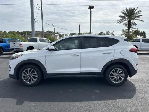 Dazzling White 2017 Hyundai TUCSON SE