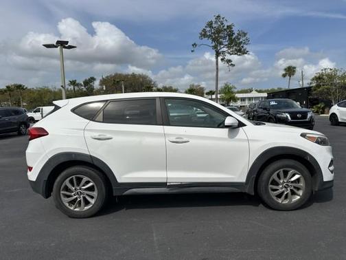 Dazzling White 2017 Hyundai TUCSON SE