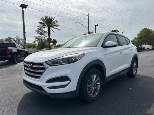 Dazzling White 2017 Hyundai TUCSON SE