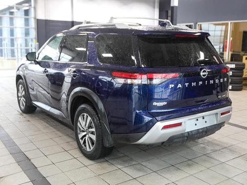 2022 Nissan Pathfinder SL